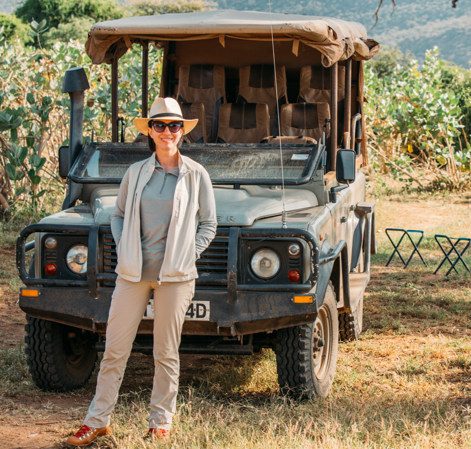 Lindsey of the Smart Globetrotter standing in front of a safari vehicle in Kenya